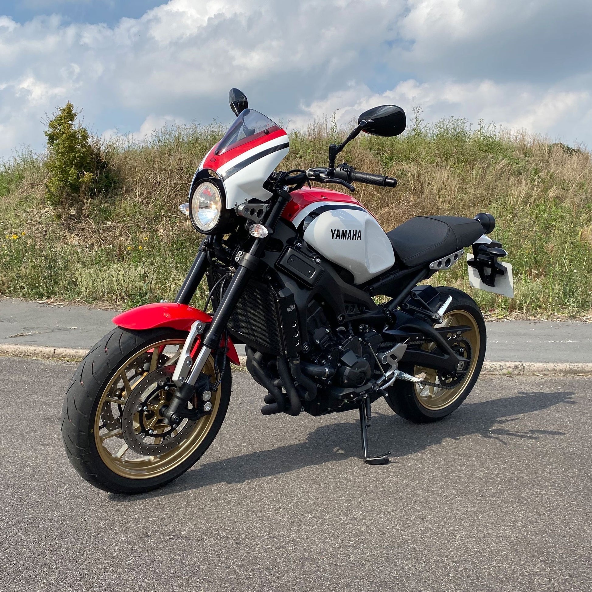 Fly Screen | Dynamic White Scheme | Yamaha XSR 700 2020> - Bikerr