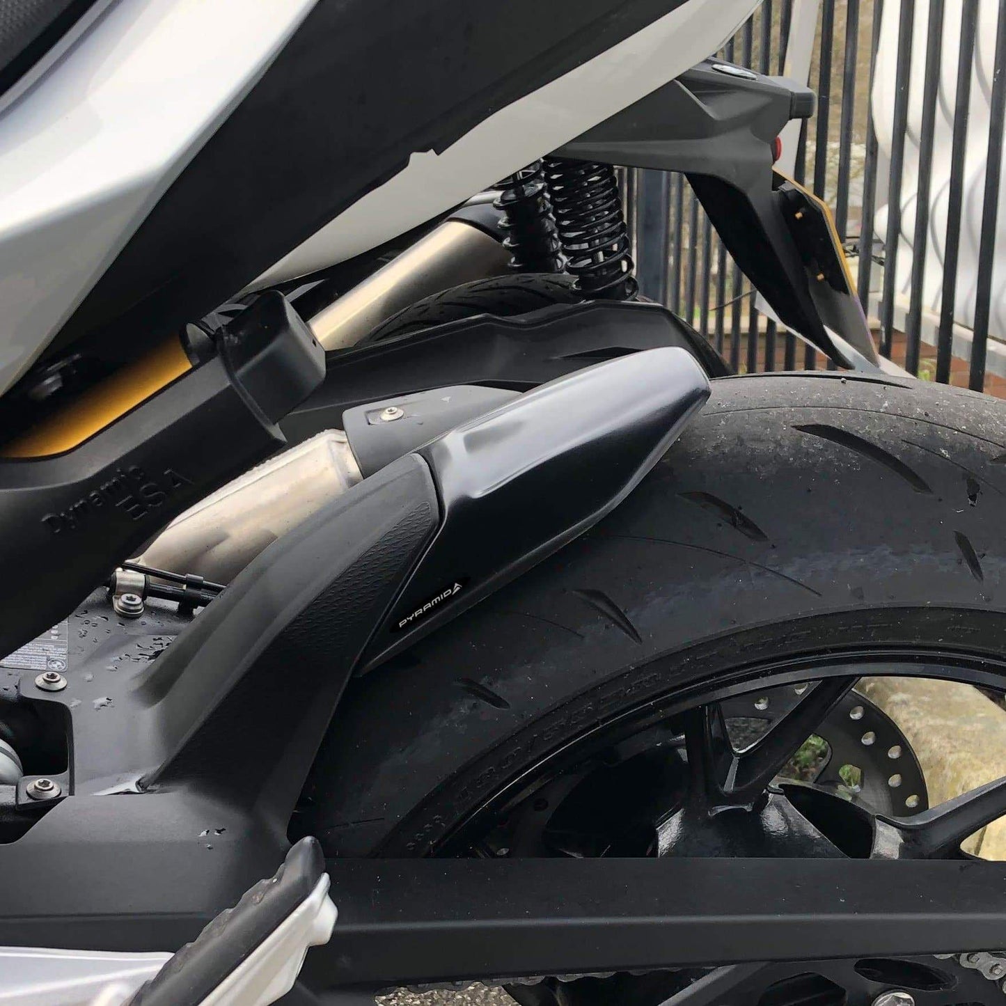 Hugger Extension | Matte Black | BMW F900 R 2020> - Bikerr